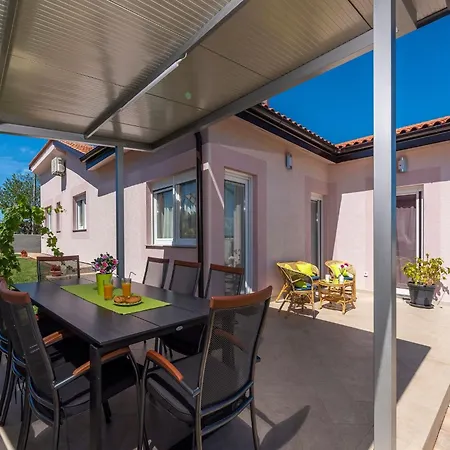 Semesterbostad In Novigrad With Private Pool