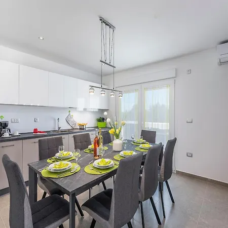 Semesterbostad In Novigrad With Private Pool